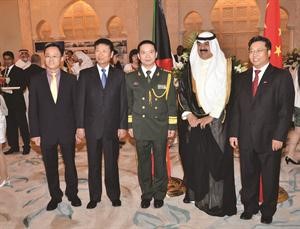 الجارالله متوسطا عددا من اركان السفارة الصينية﻿