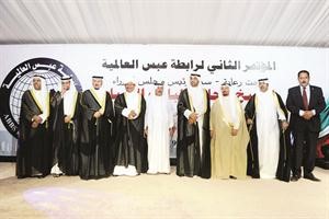 وزير الاعلام متوسطا عددا من المكرمين في الحفل