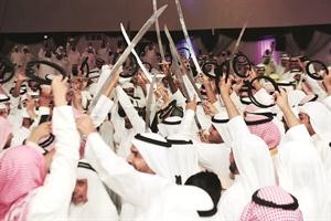 العشرات يؤدون عرضة السيف العبسية وسط قاعة الحفل هاني عبدالله