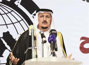 مبارك الدويلة متحدثا في بداية الحفل