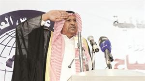 الشاعر عيد بن مربح ملقيا قصيدته الحماسية