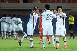فرحة لاعبي قطر بعد الفوز على البحرين