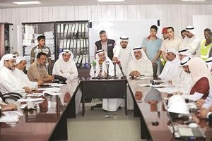 صفر مستمعا الى بعض المسؤولين عن مبنى القوات الخاصة