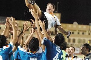 لاعبو الحد يحيون مدربهم بعد التاهل