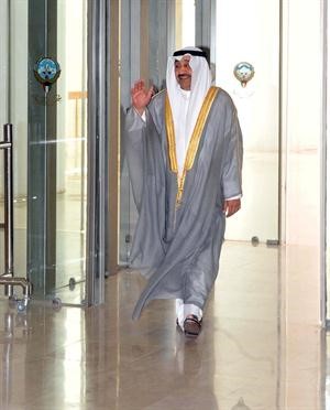 الخرافي محييا الصحافيين اثناء دخوله المجلس﻿