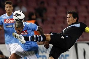 لاعب لاتسيو كريستيان لاديسما يتدخل بقوة على مهاجم نابولي فالون بهرامي