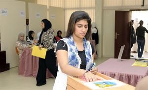 طالبة تدلي بصوتها﻿