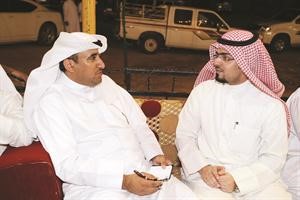 عبدالرحمن المطيري متحدثا للزميل محمد الدشيش