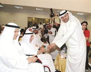 الوزير دالعبيدي يسلم اول بطاقة اولوية علاج كبار السن لاحمد حسن عاشور فريال حماد
