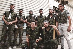 الاخوة الثمانية في صورة جماعية اثناء تواجدهم في مدينة حلب افپ