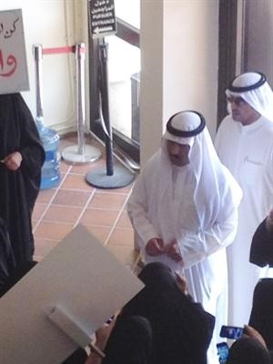 النائب مسلم البراك يستمع لشكوى المعلمات خلال حضوره اعتصام المعلمين صباح امس﻿