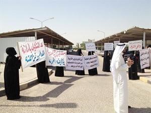 جانب من المعلمين والمعلمات المعتصمين امام الوزارة﻿