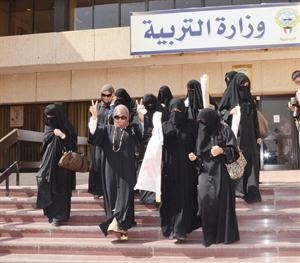 عدد من المعلمات بعد مقابلة الوزير دنايف الحجرف﻿