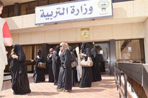 المعلمات المعتصمات امام مبنى الوزارة﻿