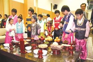 مشاركة من ابناء الجالية الكورية في الاحتفال﻿