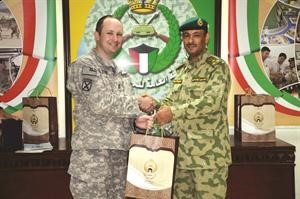 العميد محمد الفرحان يقدم هدية تذكارية الى جيفري غردول﻿