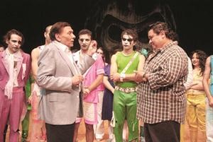 عادل امام في مشهد من مسرحية اين اشباحي