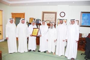 وفد اعضاء جمعية الاصلاح يقدمون درعا تذكارية للدكتور عبدالمحسن الخرافي
