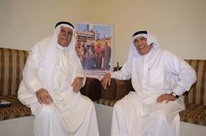 الفنان التشكيلي سامي محمد اثناء اللقاء مع الزميل منصور الهاجري