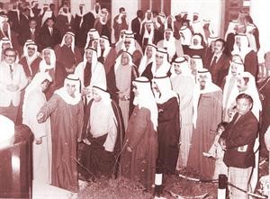 اثناء ازاحة الستار عن تمثال المرحوم الشيخ عبدالله السالم