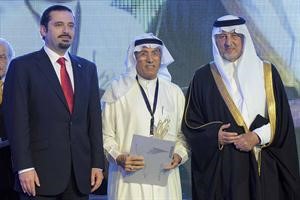 الفنان سامي محمد مع رئيس وزراء لبنان السابق سعد الحريري بعد منحه جائز المؤسسة عام 2010