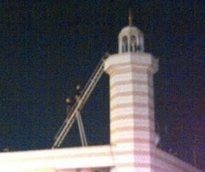 رجال الاطفاء اثناء صعودهم الى المئذنة لاقناع الشاب بالعدول عن الانتحار