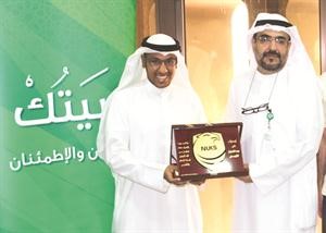 سعيد توفيقي الى اليمين يتسلم تكريم الاتحاد لـ بيتك﻿