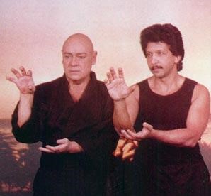 ومع الممثل يوسف منصور في فيلم قط الصحراء
