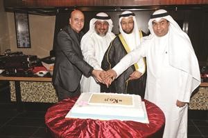 عبدالله السعيد ود منصور السعيد ومحمد القحطاني وزكريا ياسين يقطعون الكيكة
