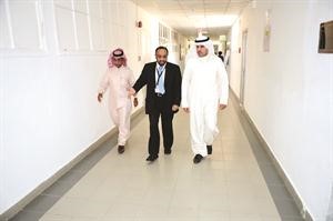 دجمال الدعيج والزميل عبدالكريم العبدالله ورئيس العلاقات العامة فهيد الحربي في جولة بالمستشفى