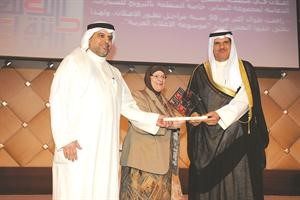 الشيخ سلمان الحمود وماضي الخميس يكرمان سعاد هيكل 	قاسم باشا﻿