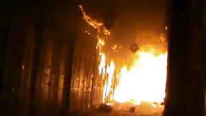 صورة ماخوذة عن فيديو بثته شبكة شام لالسنة اللهب تلتهم المحلات التجارية في سوق المدينة الاثري في حلب اپ