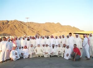 الوفد امام جبل احد
