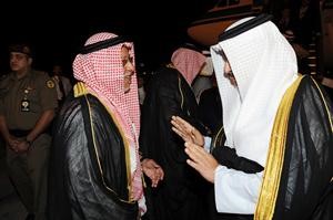 الشيخ علي الجراح في استقبال سمو رئيس الوزراء امس