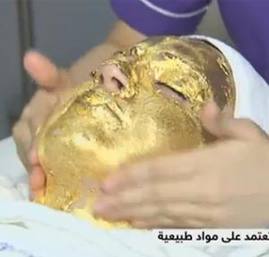 بالفيديو .. اخر صرعات التجميل: قناع "الذهب" لنضارة البشرة!