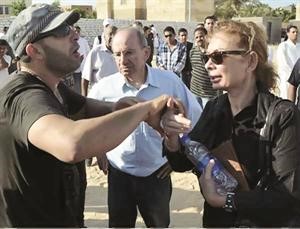 السقا في جنازة احمد رمزي﻿