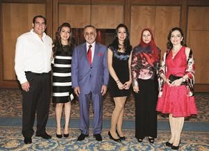 لقطة تذكارية مع بعض الحضور﻿