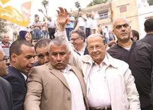 العماد ميشال عون خلال جولته في مناطق جبيل محمود الطويل