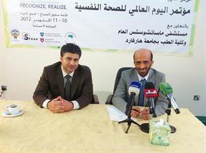دعبدالله الحمادي ودسليمان الخضاري اثناء المؤتمر الصحافي
