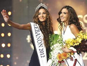 ملكة جمال لبنان 2012 على منصة التتويج وبجانبها شقيقتها التوام التي حصلت على لقب الوصيفة الاولى في المسابقة﻿