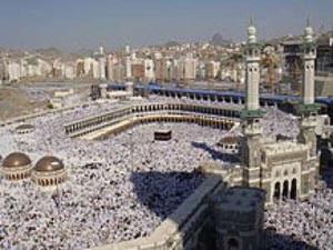 خادم الحرمين يأمر باستضافة 1400 مسلم من مختلف أنحاء العالم لأداء مناسك حج هذا العام