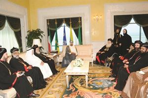 سمو ولي العهد الشيخ نواف الاحمد خلال لقائه البطريرك زكا الاول عيواص﻿