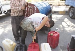 سوريون يهربون البنزين افپ