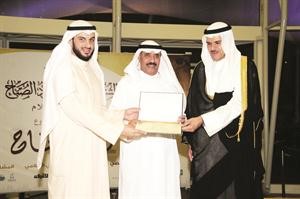 م عدنان المير متسلما درعه التكريمية