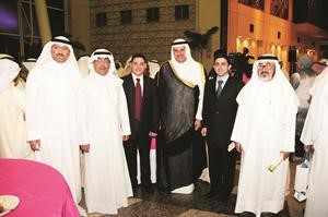 الشيخ سلمان الحمود متوسطا الزملاء يوسف عبدالرحمن وعدنان الراشد ومحمد الحسينيوحسين الرمضان ومسعد حسني هاني الشمري