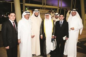 عبدالمحسن الخرافي متوسطا الزملاء عدنان الراشد ومحمد الحسيني والخالدي