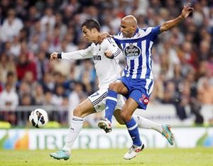 مدافع لاكورونا مانويل بابلو يحاول اعاقة مهاجم ريال مدريد كريستيانو رونالدو	رويترز﻿