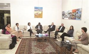 جانب من اجتماع الوفد الاميركي مع اعضاء الجمعية الثقافية النسائية﻿
