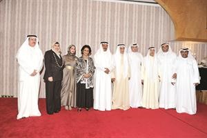 الفريق يوسف السعودي والشيخة فريحة الاحمد يتوسطان جانبا من المكرمين﻿