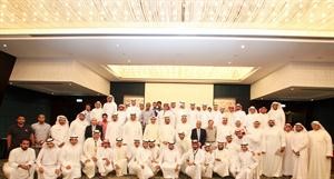 القنصل طارق الحمد ودصالح ياسين وداسامة اليوسف مع الدارسين في الامارات﻿